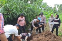 Anggota Polsek Kota Agung bersama warga saat menyiapkan liang lahat tempat pemakaman Mr X di Area RSUD Batin Mangunang, Sabtu 29 November 2025 | Dok. Humas Polres Tanggamus.