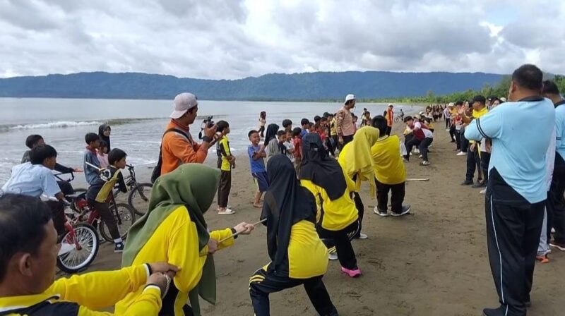 Kemeriahan lomba dalam rangkaian HGN dan HUT ke 80 PGRI yang digelar PGRI Kecamatan Kota Agung Barat Tanggamus di Pantai Digul Pekon Tanjung Agung, Sabtu (29/11/2025) | Herdi/Media Prioritastv.com.