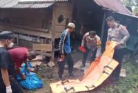Polisi bersama tim medis dan Tagana saat melakukan evakuasi jenazah petani Lansia di Dusun Tanjung Senang, Pekon Gedung, Kecamatan Cukuh Balak, Kabupaten Tanggamus, Sabtu 29 November 2025 | Dok. Humas Polres Tanggamus.