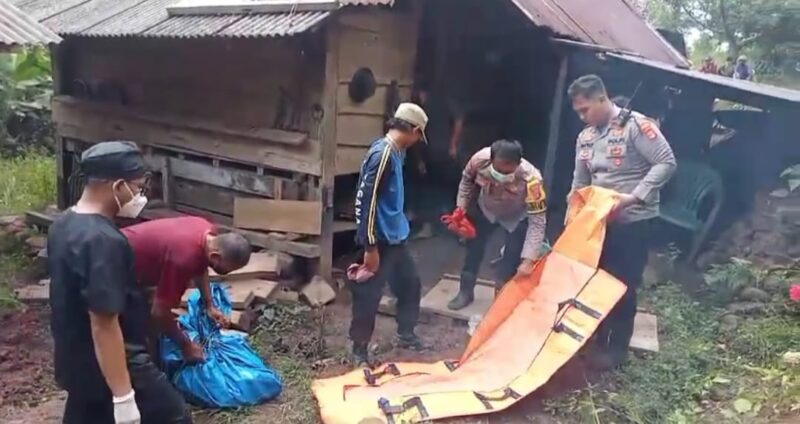 Polisi bersama tim medis dan Tagana saat melakukan evakuasi jenazah petani Lansia di Dusun Tanjung Senang, Pekon Gedung, Kecamatan Cukuh Balak, Kabupaten Tanggamus, Sabtu 29 November 2025 | Dok. Humas Polres Tanggamus.