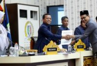 Bupati Pringsewu Riyanto Pamungkas saat menerima berkas Perda Perumdam Way Sekampung, Jumat November 2025.
