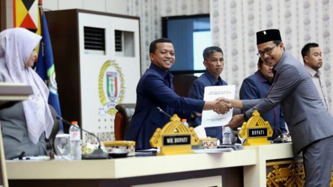 Bupati Pringsewu Riyanto Pamungkas saat menerima berkas Perda Perumdam Way Sekampung, Jumat November 2025.