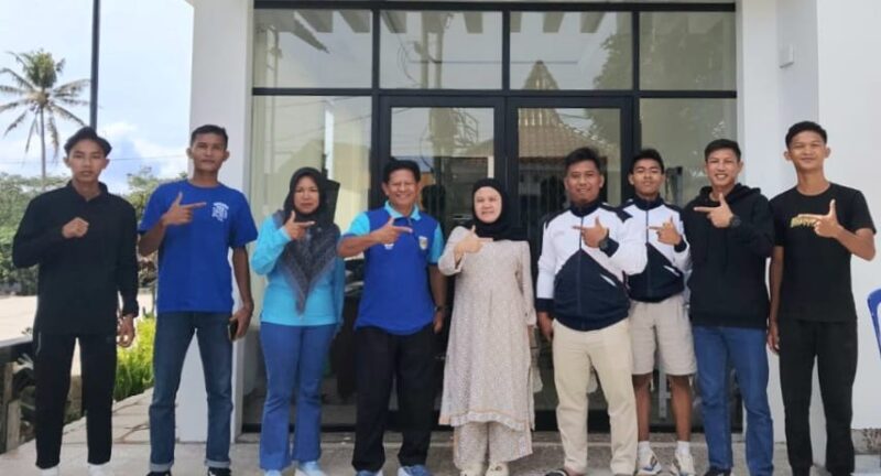 Pelepasan tim Sepak Takraw Putra Putri Tanggamus oleh Ketua PSTI Tanggamus Rika Widiyanti | Dok. KONI Tanggamus.