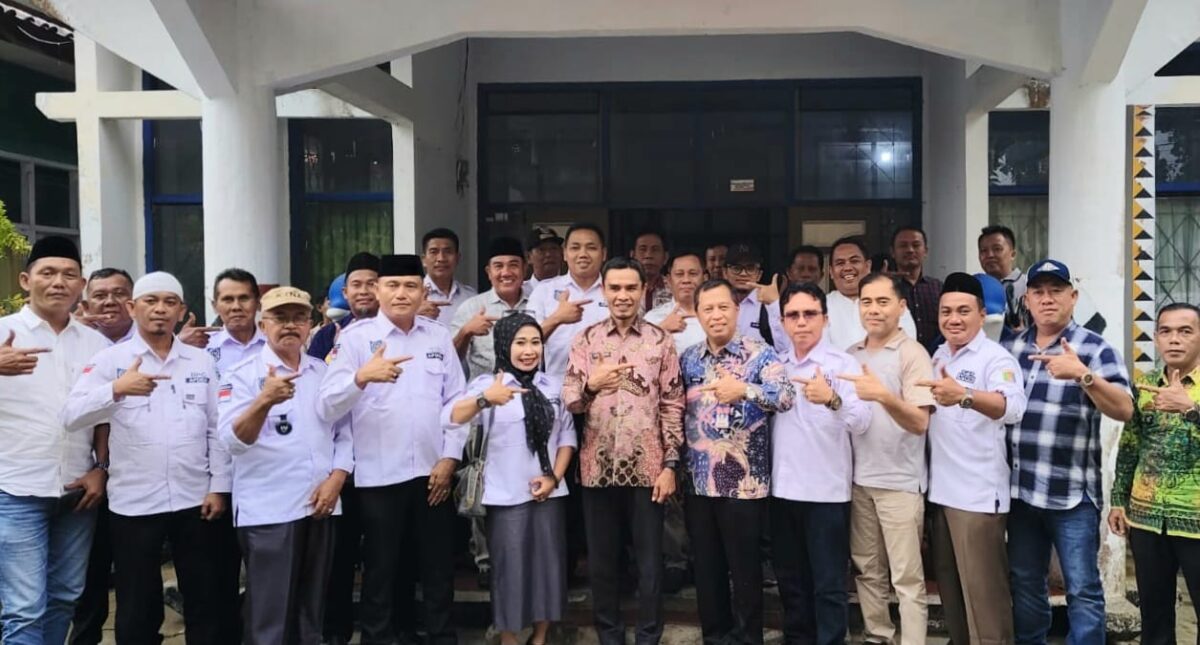 DPC Apdesi Tanggamus dan jajarannya usai audensi dengan Wakil Bupati Agus Suranto dan Kadis PMD Arpin di Kantor Dinas PMD setempat, Jumat 28 November 2025 | Dok. DPC Apdesi Tanggamus.