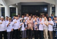 DPC Apdesi Tanggamus dan jajarannya usai audensi dengan Wakil Bupati Agus Suranto dan Kadis PMD Arpin di Kantor Dinas PMD setempat, Jumat 28 November 2025 | Dok. DPC Apdesi Tanggamus.