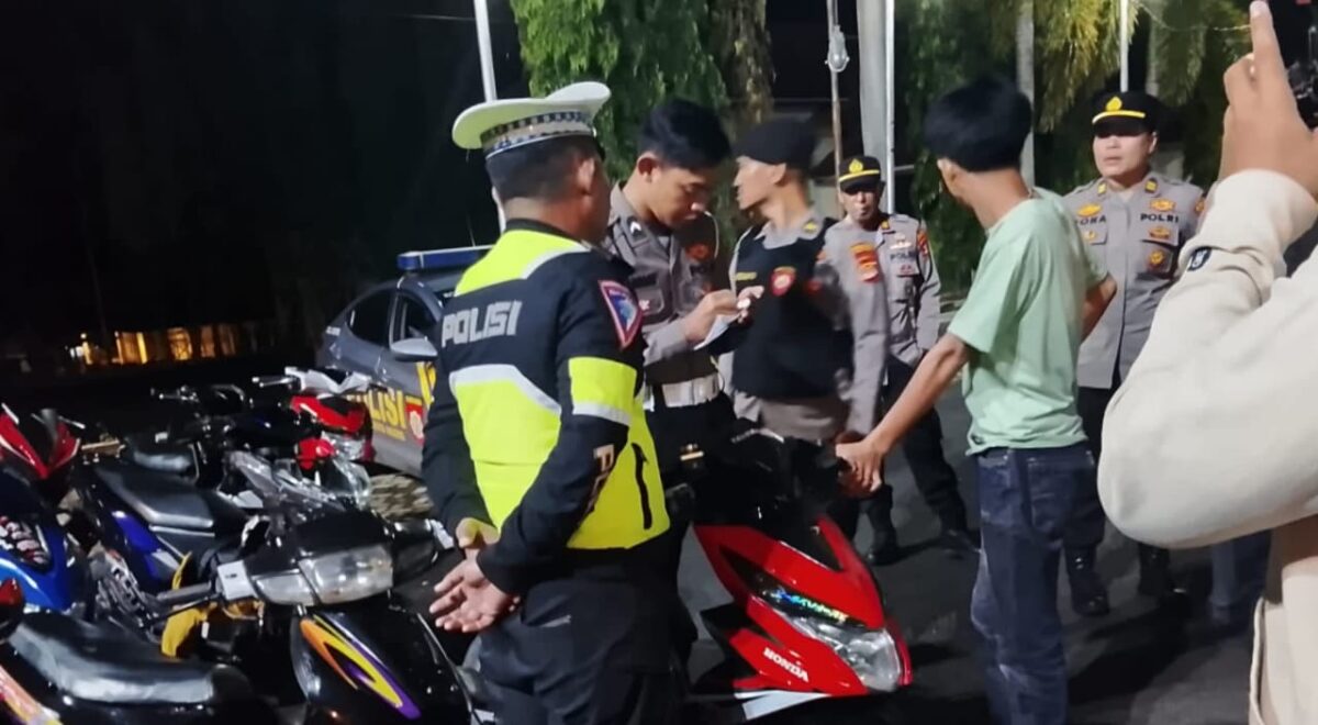 Pihak kepolisian usai menertibkan aksi balap liar di Islamic Center Kota Agung, Sabtu 30 November 2025 | Dok. Humas Polres Tanggamus.
