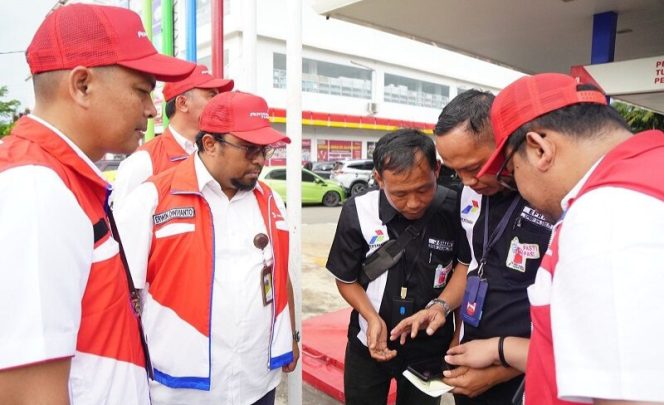 Pertamina Patra Niaga Regional Sumatra Bagian Selatan (Sumbagsel) memantau langsung sejumlah SPBU untuk memastikan distribusi BBM subsidi berjalan lancar, aman, dan sesuai regulasi pemerintah. (DOK. PERTAMINA PATRA NIAGA)