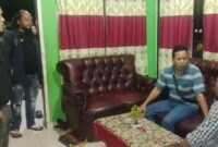 Kapolsek Wonsobo Iptu Tjasudin dan personil Tekab 308 Presisi Polres Tanggamus saat melakukan penggeledahan rumah terduga pelaku JN di Pekon Negeri Ngarip, Wonosobo | Dok. Polsek  Wonosobo.