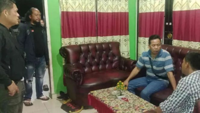 Kapolsek Wonsobo Iptu Tjasudin dan personil Tekab 308 Presisi Polres Tanggamus saat melakukan penggeledahan rumah terduga pelaku JN di Pekon Negeri Ngarip, Wonosobo | Dok. Polsek Wonosobo.