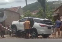 Warga saat berusaha menolong korban usai Toyota Fortuner plat A 1309 ZA menabrak PJU di Fajaresuk Pringsewu, Minggu 16 November 2025 |  Dok. warga/Media Prioritastv.com.