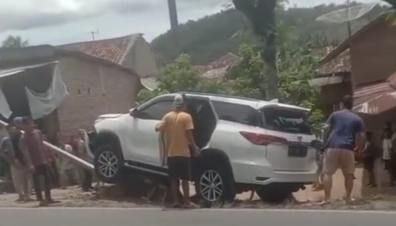 Warga saat berusaha menolong korban usai Toyota Fortuner plat A 1309 ZA menabrak PJU di Fajaresuk Pringsewu, Minggu 16 November 2025 |  Dok. warga/Media Prioritastv.com.