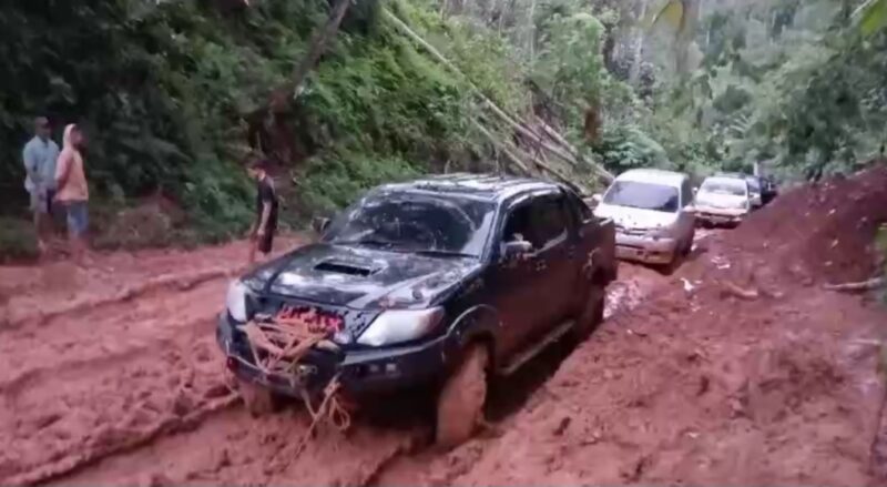 Kondisi jalan penghubung Tangamus dan Lampung Barat yang mengalami rusak parah, Rabu 19 November 2025 | Ist/Media Prioritastv.com.