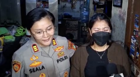 Arumi, ibunda Alvaro Kiano Nugroho saat memberikan keterangan di kediamannya, Rabu 26 November 2025.