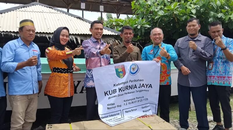 Penyerahan kapal fiber bantuan KKP oleh Wakil Bupati Tanggamus Agus Suranto bersama Kadis Perikanan Darma Setiawan di Pantai Kota Agung, Kelurahan Pasar Madang, Kamis 27 November 2025 | Herdi/Media Prioritastv.com.