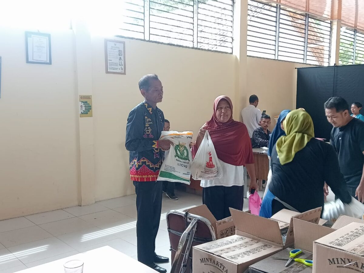 Kepala Pekon Fajar Agung Suparman menyerahkan secara simbolis bantuan beras dan minyak goreng kepada warga penerima manfaat Program Ketahanan Pangan Tahun 2025.(Foto: Prioritas tv.com/istimewa)