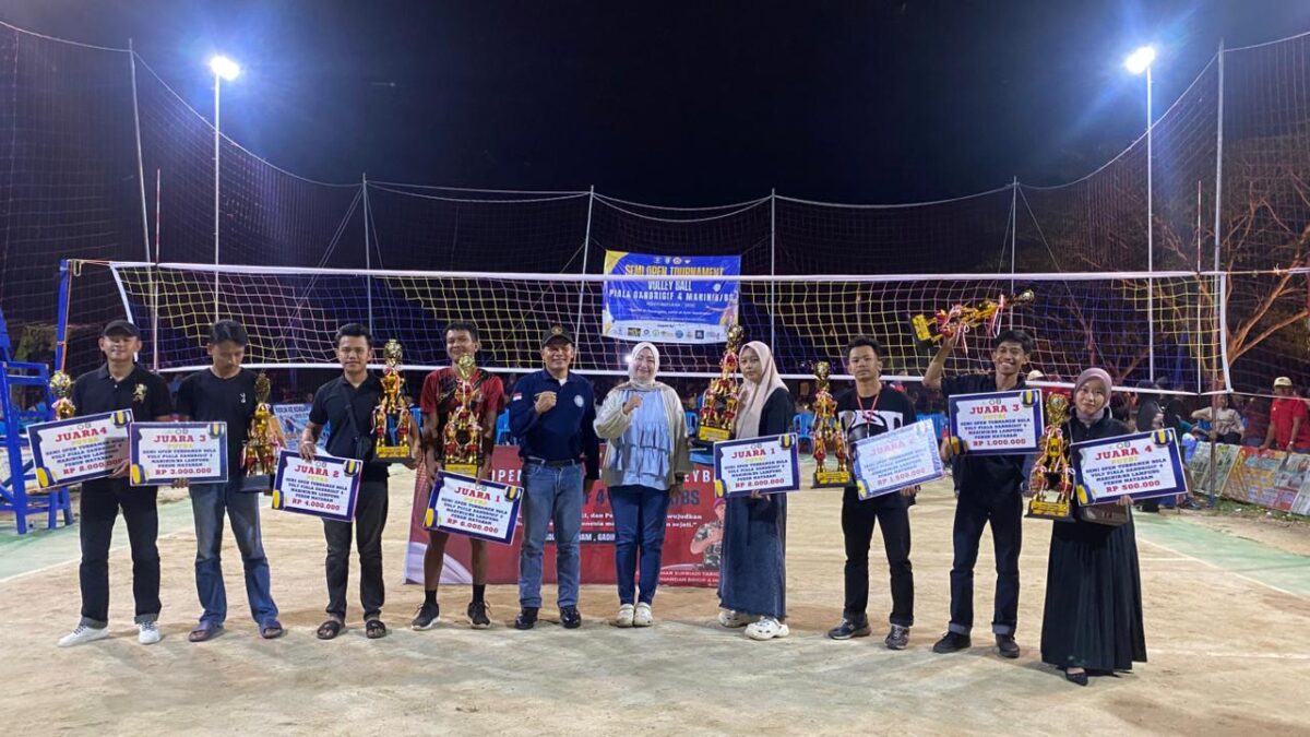 Suasana meriah penutupan Turnamen Voli Piala Danbrigif 4 Marinir BS di Pekon Mataram, Pringsewu. Wadan Brigif 4 Marinir BS Letkol Marinir Suherman menyerahkan piala kepada tim juara dengan penuh semangat kebersamaan.(Prioritastv.com/Foto:Laila)