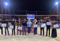 Suasana meriah penutupan Turnamen Voli Piala Danbrigif 4 Marinir BS di Pekon Mataram, Pringsewu. Wadan Brigif 4 Marinir BS Letkol Marinir Suherman menyerahkan piala kepada tim juara dengan penuh semangat kebersamaan.(Prioritastv.com/Foto:Laila)