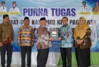 Bupati Pringsewu Riyanto Pamungkas saat memberikan SK Purnatugas Camat Pagelaran, Kamis 27 November 2025 | Dok. Humas Pemkab Pringsewu.