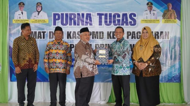 Bupati Pringsewu Riyanto Pamungkas saat memberikan SK Purnatugas Camat Pagelaran, Kamis 27 November 2025 | Dok. Humas Pemkab Pringsewu.