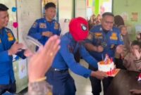 Damkar Pringsewu saat memberikan kejutan kepada anak SD yatim yang ditinggal ibunya jadi TKW, Sabtu 29 November 2025.