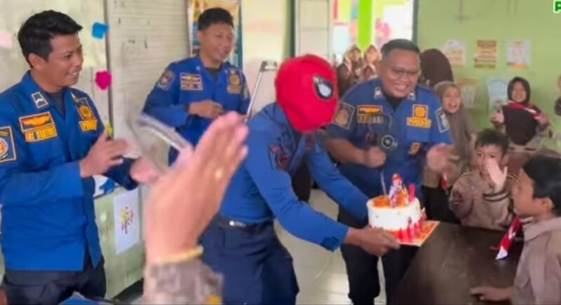 Damkar Pringsewu saat memberikan kejutan kepada anak SD yatim yang ditinggal ibunya jadi TKW, Sabtu 29 November 2025.