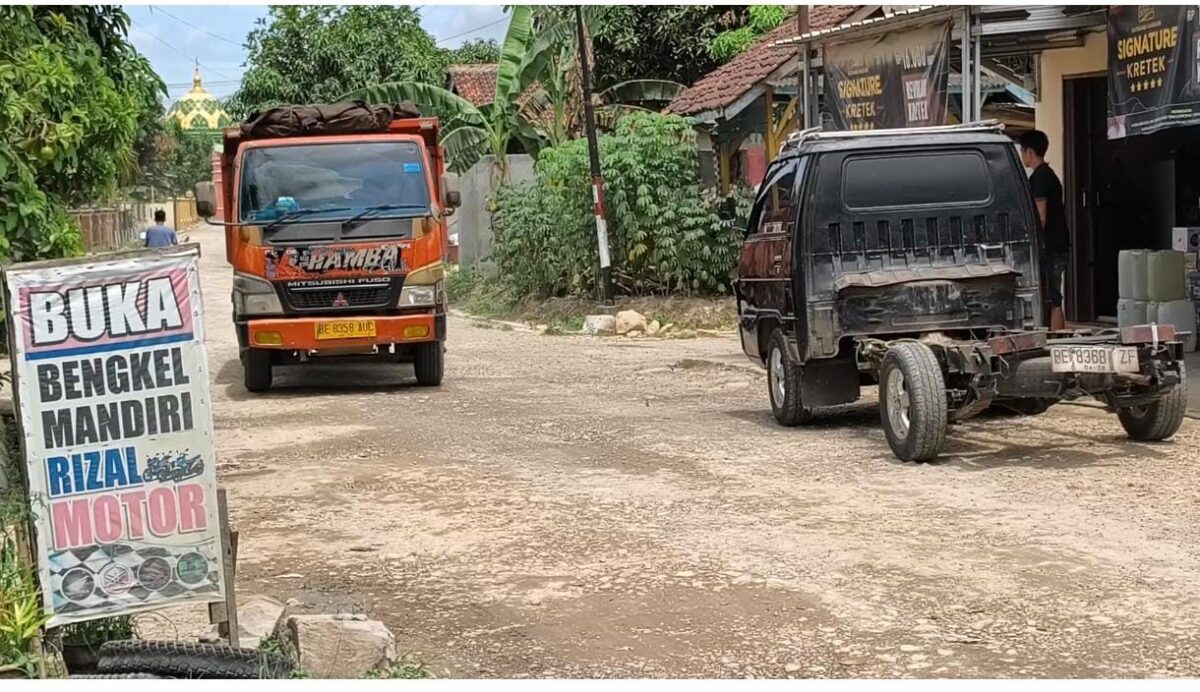 Sejumlah pengendara melintas perlahan di jalan rusak dan berdebu di Pekon Tambahrejo, Gadingrejo, Pringsewu, Rabu (12/11/2025).(Foto: Prioritas tv.com/istimewa)