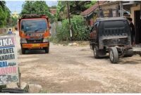 Sejumlah pengendara melintas perlahan di jalan rusak dan berdebu di Pekon Tambahrejo, Gadingrejo, Pringsewu, Rabu (12/11/2025).(Foto: Prioritas tv.com/istimewa)