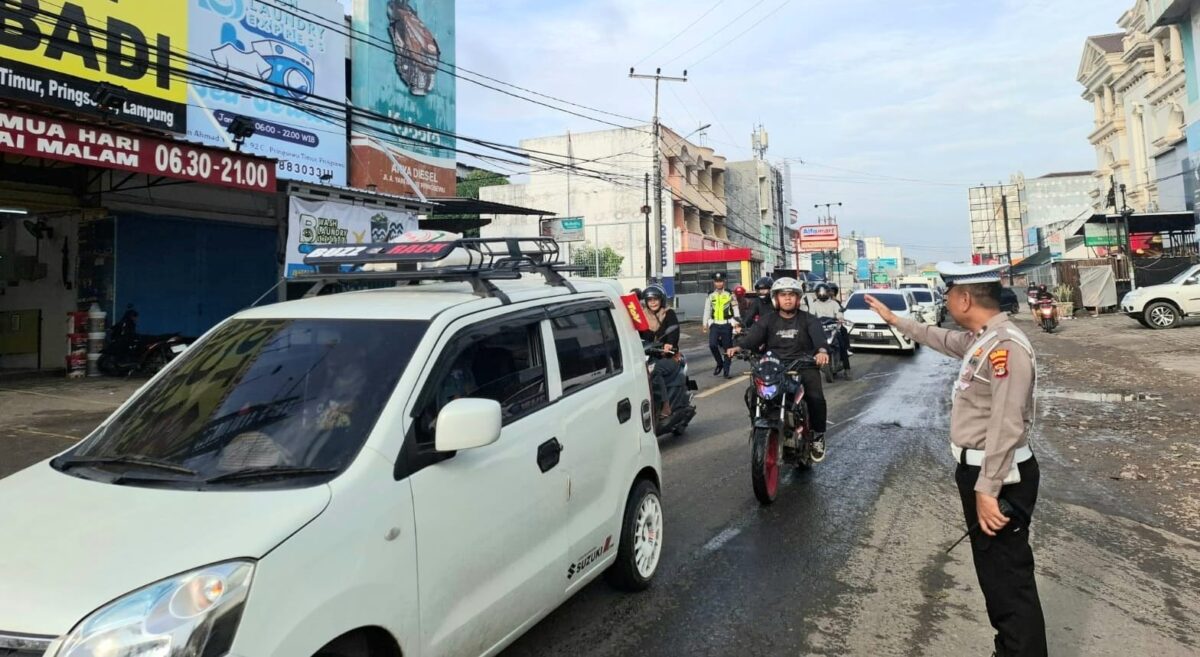 Anggota Sat Lantas Polres Pringsewu saat melakukan pengaturan lalu lintas di Jalan Jend. A. Yani Pringsewu, Selasa 18 November 2025 | Samuel/Media Prioritastv.com.