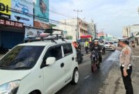 Anggota Sat Lantas Polres Pringsewu saat melakukan pengaturan lalu lintas di Jalan Jend. A. Yani Pringsewu, Selasa 18 November 2025 | Samuel/Media Prioritastv.com.