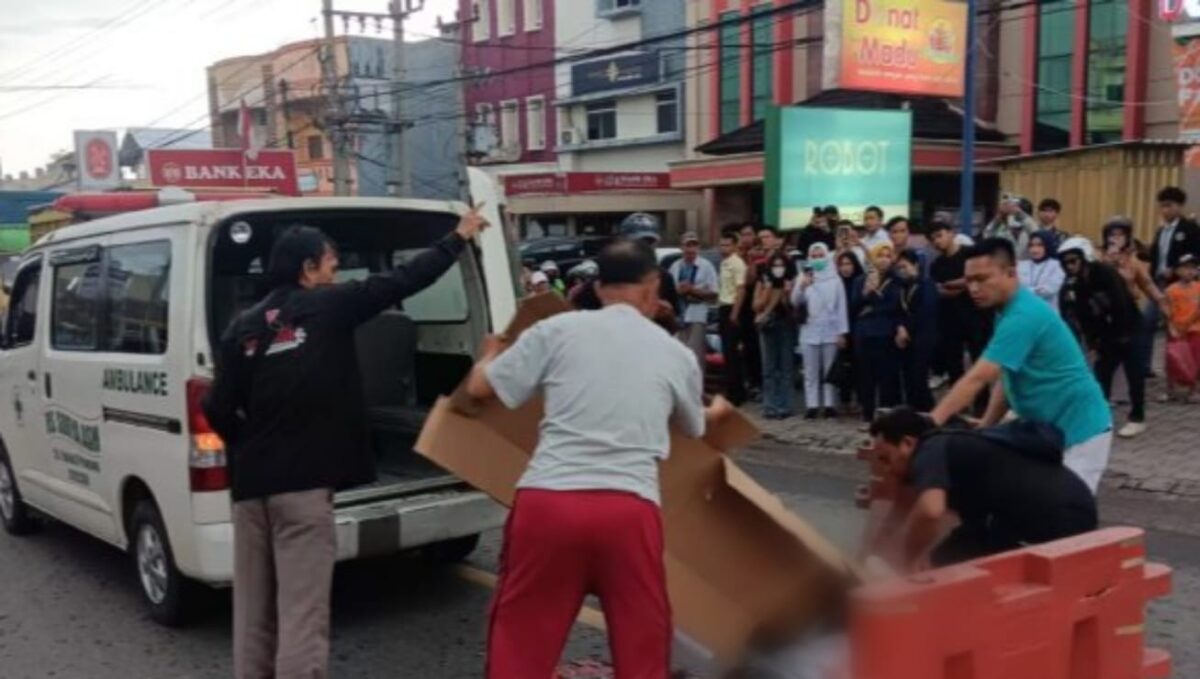 Petugas kepolisian dan pihak medis bersama warga saat mengevakuasi korban kecelakaan di jalan depan Chandra Superstore, Jalan Jend. A.Yani, Sidoharjo, Pringsewu, Senin 17 November 2025 | Dok. Humas Polres Pringsewu/Media Prioritastv.com.