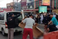 Petugas kepolisian dan pihak medis bersama warga saat mengevakuasi korban kecelakaan di jalan depan Chandra Superstore, Jalan Jend. A.Yani, Sidoharjo, Pringsewu, Senin 17 November 2025 | Dok. Humas Polres Pringsewu/Media Prioritastv.com.