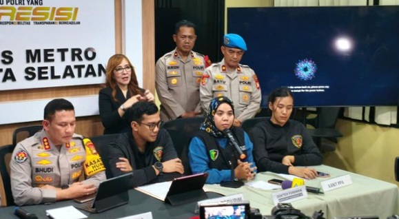 dr Farah saat menyampaikan hasil pemeriksaan dalam konferensi pers di Mapolres Metro Jakarta Selatan, Senin 24 November 2025.