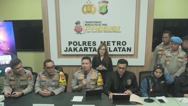 Kapolres Metro Jakarta Selatan Kombes Nicolas Ary Lilipaly saat konferensi pers, Senin 24 November 2025.