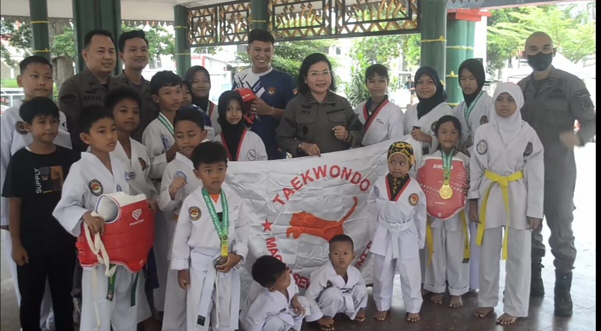 Kajari Pringsewu Evi Hasibuan berfoto bersama para atlet Taekwondo Macan Sewu Student Club usai penyerahan bantuan peralatan latihan di Aula Pendopo Pringsewu, Kamis sore.(Foto: Prioritas tv.com/istimewa)