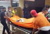 Evakuasi jenazah Darma Indra Rais (54) di rumahnya di Jalan Bumi Manti 2, Gang H. Sarni, RT 01 LK 1, Kelurahan Kampung Baru, Kecamatan Labuhan Ratu, Minggu (16/11/2025) siang.