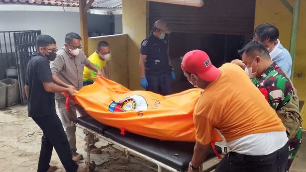 Evakuasi jenazah Darma Indra Rais (54) di rumahnya di Jalan Bumi Manti 2, Gang H. Sarni, RT 01 LK 1, Kelurahan Kampung Baru, Kecamatan Labuhan Ratu, Minggu (16/11/2025) siang.