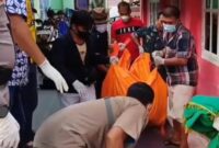 Polisi dan pihak medis saat mengevakuasi jasad Wiwik Safitri usai ditemukan tewas membusuk di rumahya di Kelurahan Kaliawi, Bandar Lampung, Minggu 23 November 2025 | Dok. Polresta Bandar Lampung.