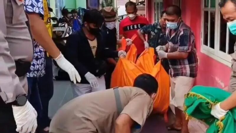 Polisi dan pihak medis saat mengevakuasi jasad Wiwik Safitri usai ditemukan tewas membusuk di rumahya di Kelurahan Kaliawi, Bandar Lampung, Minggu 23 November 2025 | Dok. Polresta Bandar Lampung.
