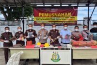Foto bersama sebelum pemusnahan barang bukti di Cabjari Tanggamus Talang Padang, Rabu 26 November 2025.