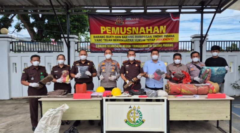 Foto bersama sebelum pemusnahan barang bukti di Cabjari Tanggamus Talang Padang, Rabu 26 November 2025.