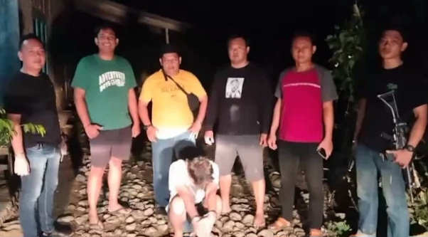 Tersangka Nazril Sabana, pelaku pencurian sepeda motor dan 2 handphone di Pekon Banjarsari, Talang Padang bersama Saipul usai ditangkap di Dusun Suka Mulya, Pekon Banjarnegeri, Cukuh Balak, Tanggamus pada Kamis 20 November 2025 | ist/Media Prioritastv.com. 