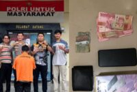 Kolase foto saat terangka Agung ditunjukan kepada awak media, Jumat 21 November 2025 dan barang bukti yang diamanakan | Dok. Humas Polres Tanggamus.