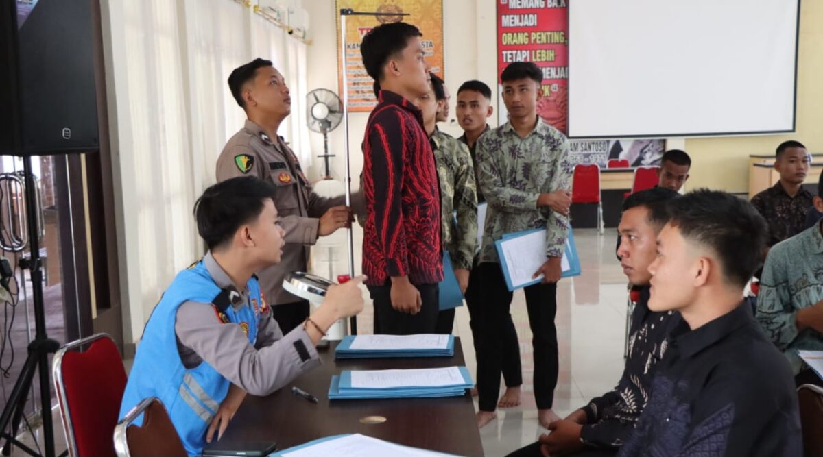 Proses pendaftaran proses verifikasi berkas calon siswa bintara Brimob di Polres Tanggamus, Senin 17 November 2025 | Dok. Humas Polres Tanggamus.