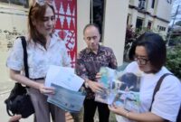 Melia dan Nova Anita Sari usai melapor ke Polda Lampung, Sabtu 29 November 2025.
