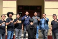 Tersangka RD usai ditangkap sebelum dimasukan ke dalam sel di depan pintu Sat Reskrim Polres Lampung  Barat, Sabtu 16 November 2025 | Dok. Satreskrim Polres Lampung Barat.