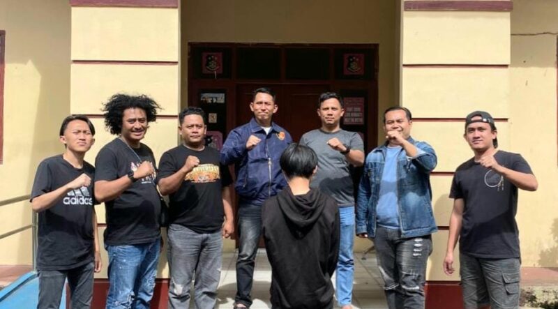 Tersangka RD usai ditangkap sebelum dimasukan ke dalam sel di depan pintu Sat Reskrim Polres Lampung Barat, Sabtu 16 November 2025 | Dok. Satreskrim Polres Lampung Barat.