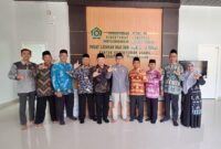 Ketua PD IPHI Pesawaran Iqbal Abdul Aziz bersilaturahmi dengan Kasi Haji dan Umrah H. Komaruddin di Kantor Pelayanan Haji Pesawaran, Kamis (13/11/2025).(Foto: Prioritastv.com/istimewa)