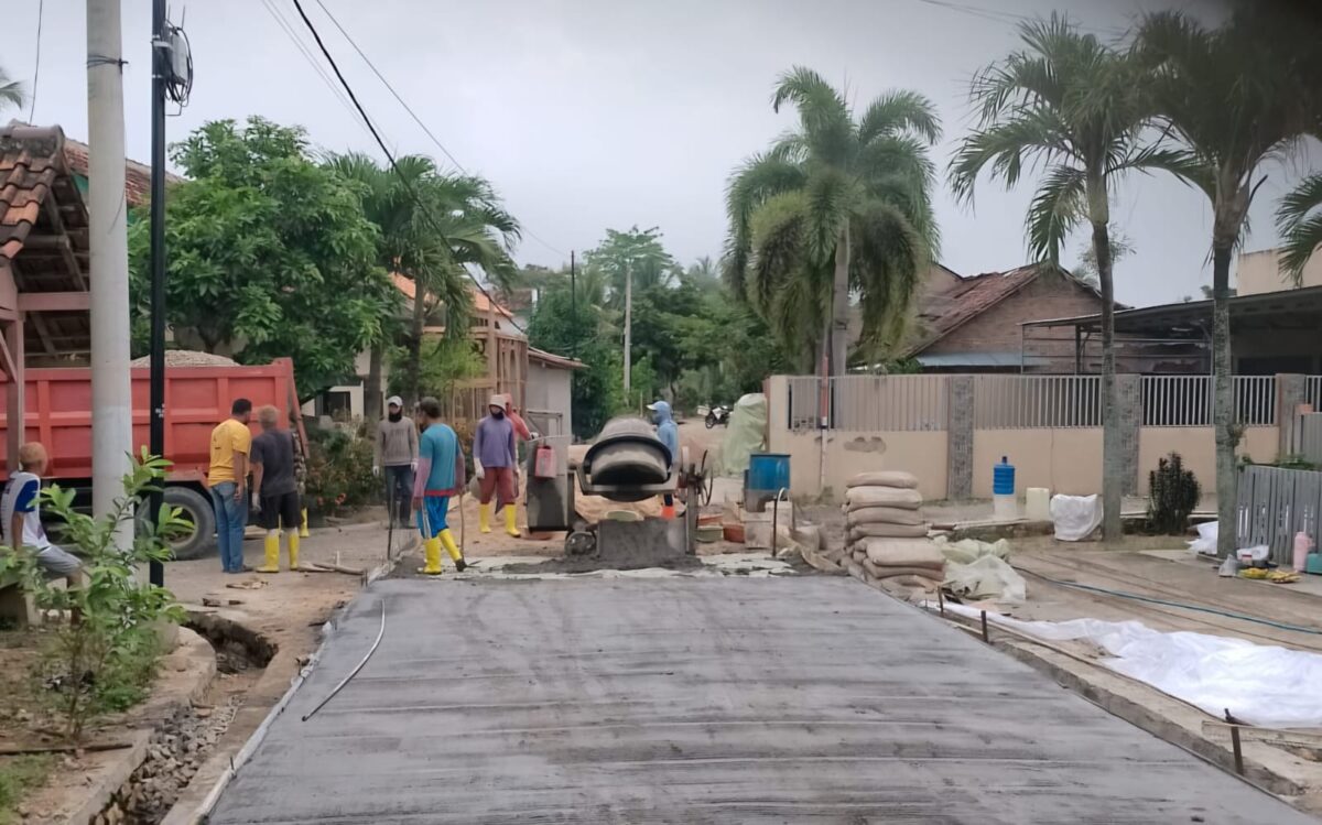 pembangunan jalan rabat beton di RT 08 Dusun 02. Proyek sepanjang 100 meter ini diharapkan memperlancar akses warga dan mendukung aktivitas ekonomi masyarakat setempat.(Foto: Prioritas TV.com/istimewa)
