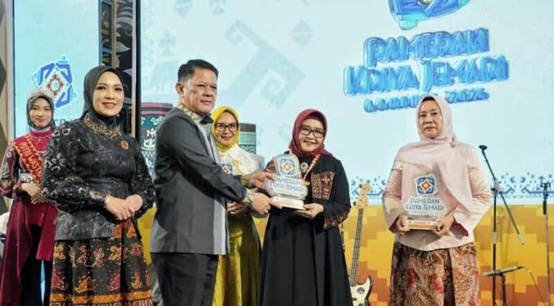 Asisten Pemerintahan dan Kesra Setda Provinsi Lampung, M. Firsada, mewakili Gubernur Lampung Rahmat Mirzani Djausal saat menyerahkan penghargaan kepada Ketua Dekranasda Tanggamus, Hj. Siti Mahmudah Saleh Asnawi di Gedung Graha Wangsa Sabtu (22/11/2025), malam | ist/Media Prioritastv.com.