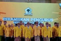 Ketua Golkar Lampung Hanan A Rozak bersama Sekretaris Aprozi Alam dan jajaran pengurus usai prosesi pelantikan.(Foto: Prioritastv.com/istimewa)